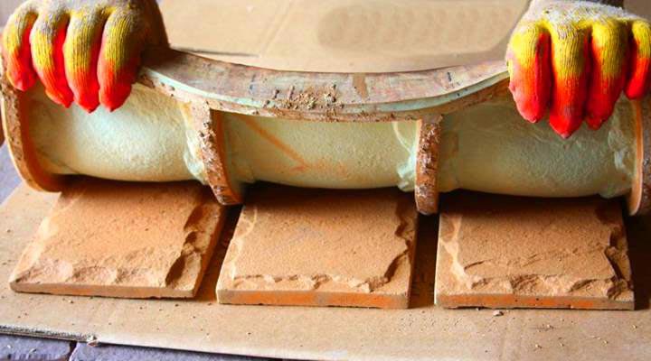 Изготовление камня из гипса Если при самостоятельном изготовлении камня о его цвете позаботиться заранее, добавив в гипсовую массу колер, то весь процесс окрашивания займет меньше сил и времени