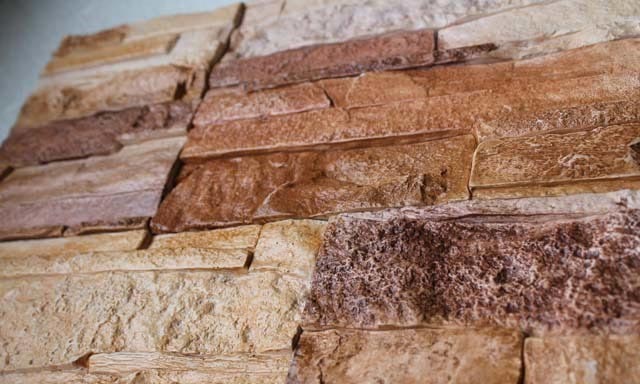 Окрашивание искусственного камня Окрашивание акриловой краской придаст искусственному камню дополнительные защитные свойства, что будет актуально при облицовочных работах в помещениях с перепадами температуры и высокой влажностью