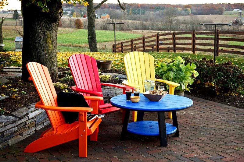 Окрашивание садовой мебели Окрашивание мебели акриловой водоэмульсионкой – это недорогой и экологичный способ, однако чтобы такая мебель прослужила долго или в процессе нанесения краски не испортилась, стоит предварительно загрунтовать поверхность