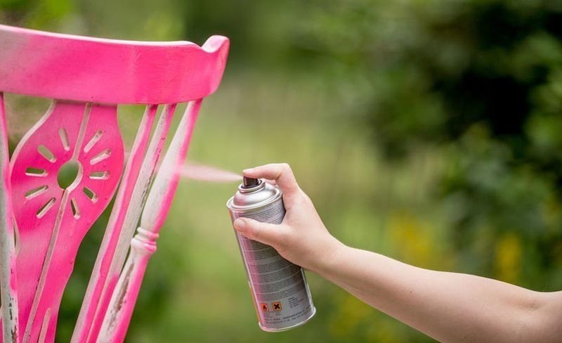 Окрашивание мебели баллончиком При работе с баллончиком краска разлетается в разные стороны, поэтому лучше всего проводить окрашивание на улице, либо предварительно укрыть все предметы вокруг мебели
