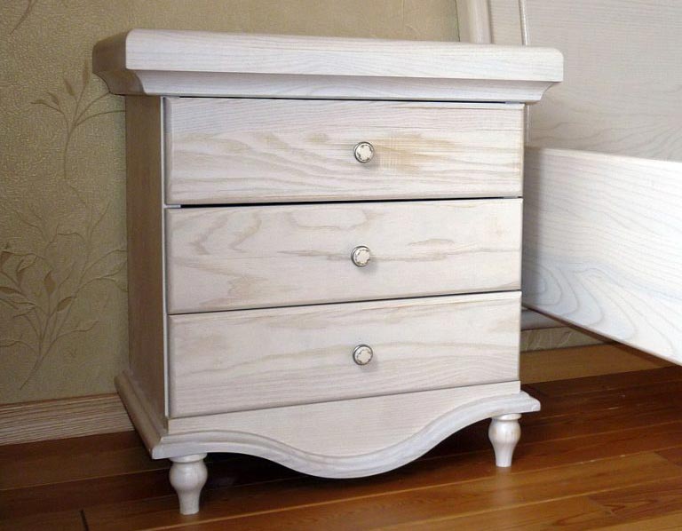 Окрашенная деревянная мебель Мебели из натурального дерева можно красить любыми лакокрасочными изделиями: можно как подчеркнуть, так и полностью закрыть структуру древесины