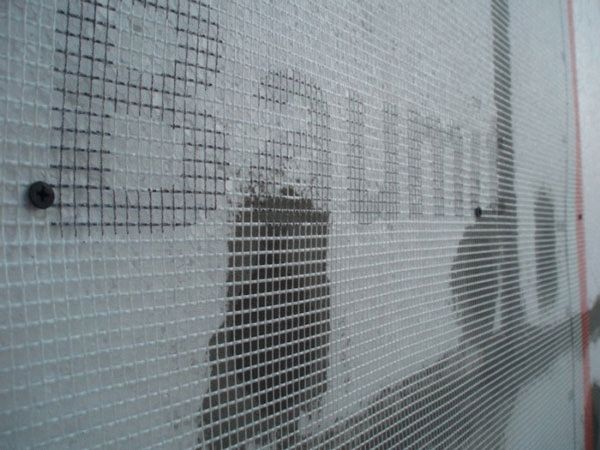 Армирующая сетка При нанесении большого слоя штукатурки на стены, необходимо использовать армирующую сетку