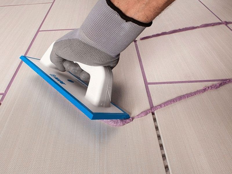 Нанесение затирки Нанесение приготовленного раствора на поверхность