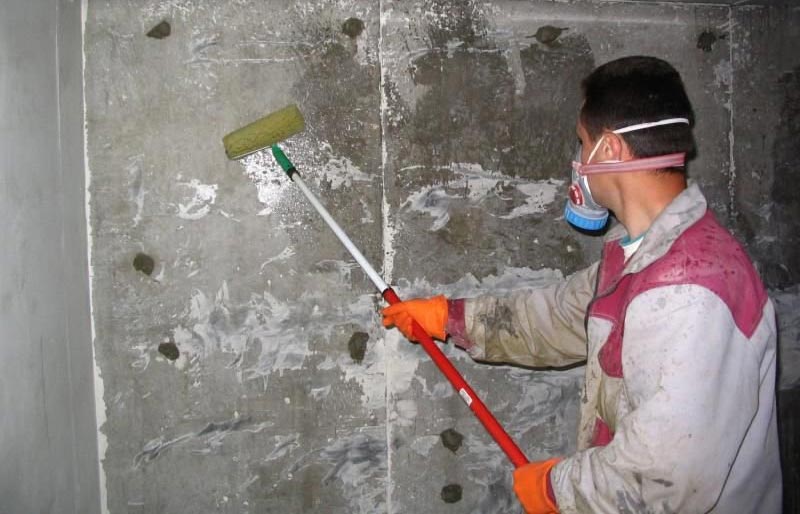 Процесс грунтовки стен Процесс грунтовки стен