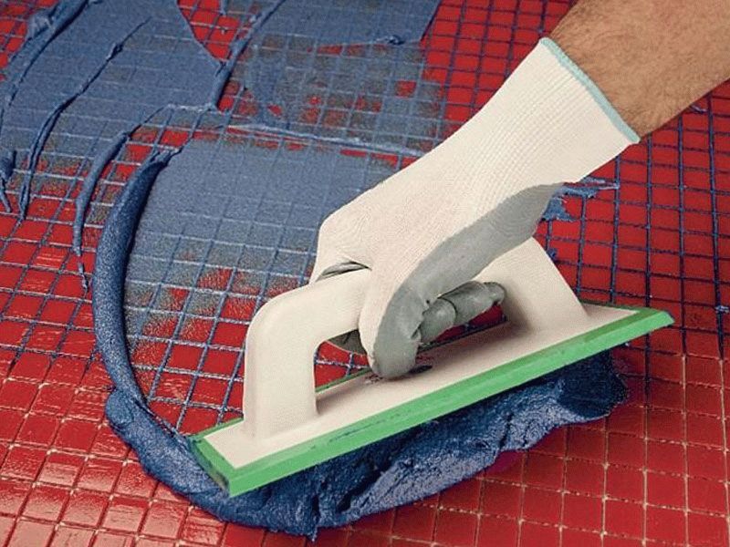 Работа с эпоксидной затиркой Нанесение эпоксидной затирки на поверхность