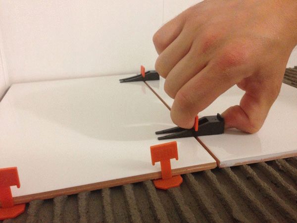 Применение системы выравнивания плитки Применение системы выравнивания плитки