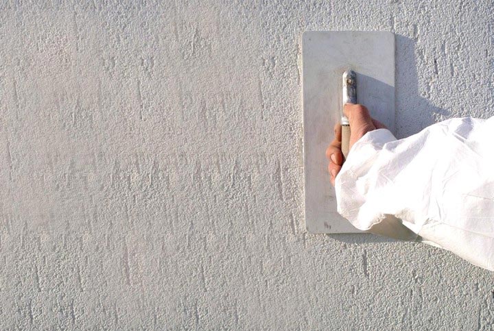 Затирка фактурной штукатурки На фото процесс затирки фактурной штукатурки