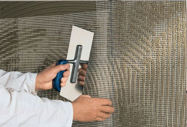 Монтаж армирующей сетки Укрепление основания армированной сеткой позволит избежать появления трещин и обваливание штукатурки после высыхания