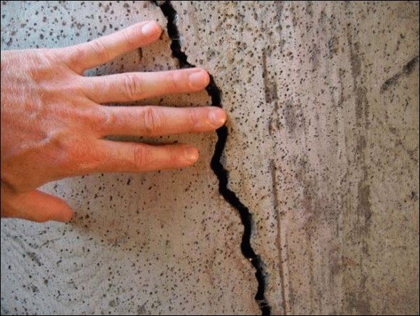 Трещины в стене Перед штукатуркой стен необходимо тщательно заделать все трещины и щели на целевой площади, чтобы сохранить целостность нанесенной штукатурки после ее высыхания