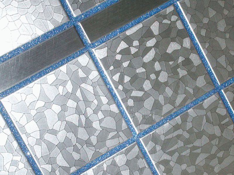 Поверхность с застывшей смесью Эпоксидная затирочная смесь имеет массу достоинств, благодаря которым ее можно использовать буквально повсеместно