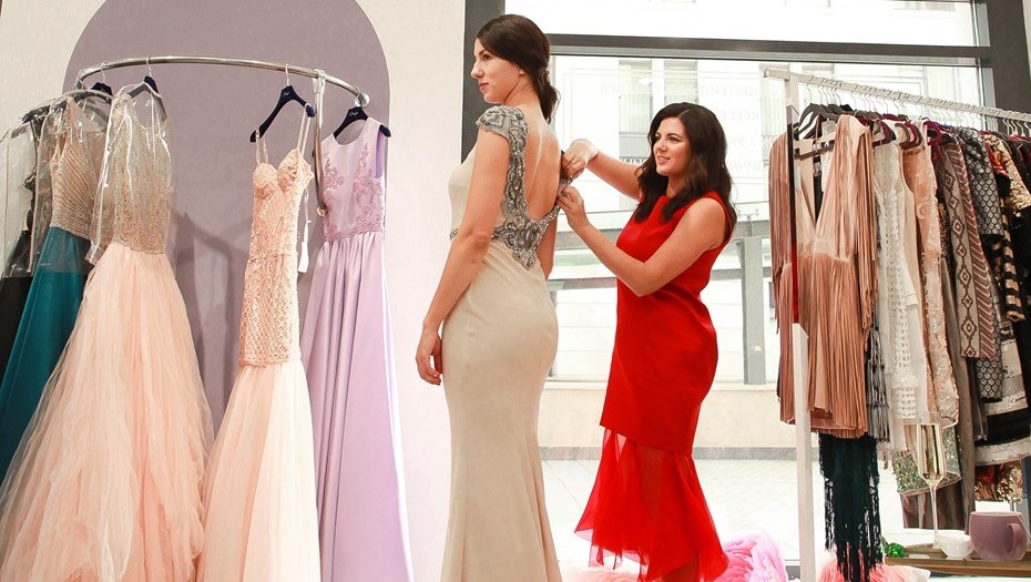 Платье только на один вечер. Бывший экономист дилера Mercedes открыла прокат вечерних платьев