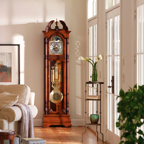 часы напольные в дизайне гостиной