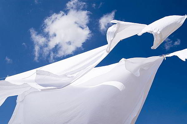 Чистое белье после отбеливания