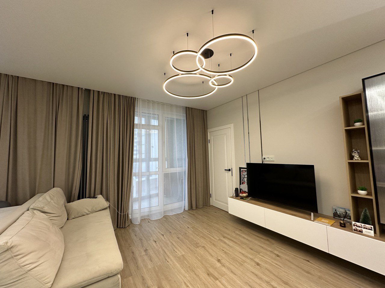 натяжные потолки, световые линии, парящие потолки, тканевые потолки, безщелевые потолки, теневые потолки